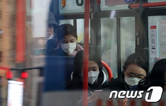 서울지역 버스에 탄 승객들이 마스크를 쓰고 있다. /뉴스1 © News1 박지혜 기자