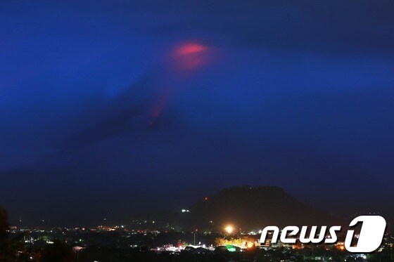 15일(현지시간) 필리핀 중부 마욘화산 정상에서 붉은 빛이 관측된다. 이는 용암 분출이 시작됐다는 의미라고 필리핀 지진화산연구소가 밝혔다. © AFP=뉴스1