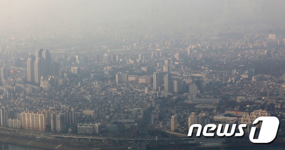  서울시내 모습이 뿌옇게 보이고 있다./뉴스1 © News1 황기선 기자