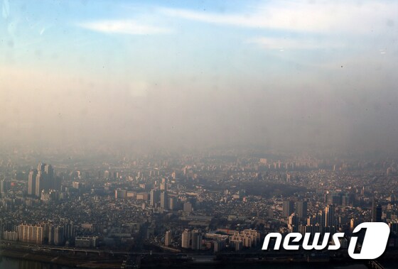 뿌옇게 보이는 서울시내 모습. © News1 황기선 기자