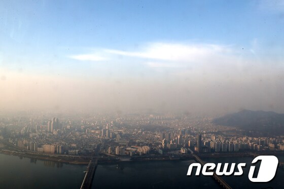 미세농도가 '나쁨' 수준을 나타낸 지난 15일 오후 서울시내 모습이 뿌옇게 보이고 있다. 미세먼지 층 위로 드러난 파란하늘이 대조를 이룬다. 2018.1.15/뉴스1 © News1 황기선 기자