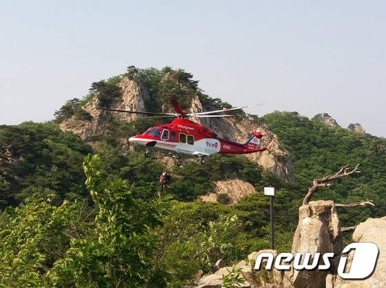 산행중 부상을 입은 사람을 구조하고 있는 충남소방헬기© News1