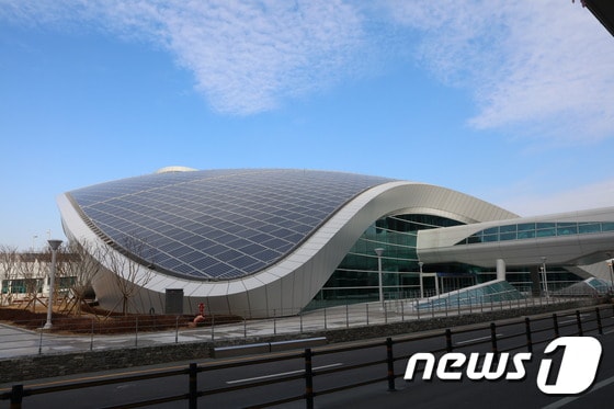 제2여객터미널 앞쪽에 위치한 2교통센터 외관. 높은 천장고와 자연채광을 극대화한 형상이다. © News1