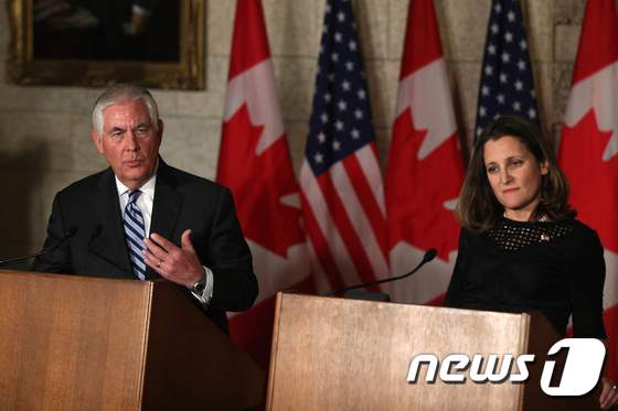 렉스 틸러슨 미국 국무장관과 크리스티아 프릴랜드 캐나다 외교장관(자료사진) © AFP=뉴스1