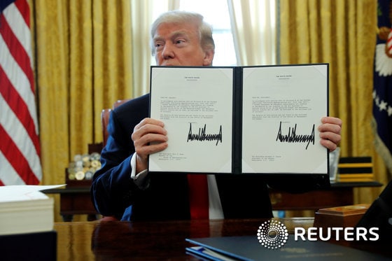 지난해 12월22일 도널드 트럼프 미국 대통령이 세제개편안에 서명했다. © 로이터=뉴스1 