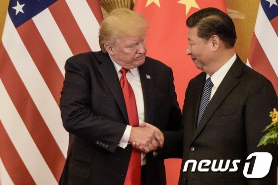도널드 트럼프 미 대통령(왼쪽)과 시진핑 중국 주석은 지난 해 11월 베이징에서 정상회담을 가졌다. © AFP=뉴스1