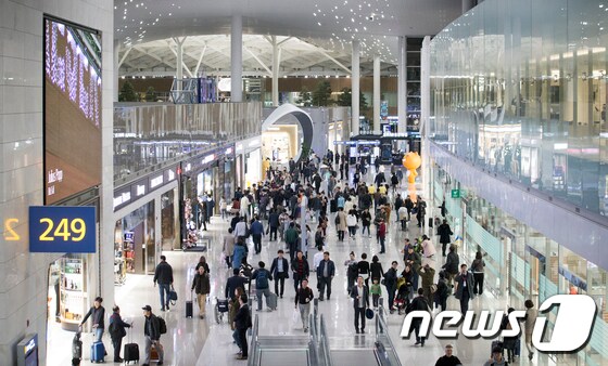 출국자로 북적이는 인천국제공항 제2여객터미널2018.1.18/뉴스1 © News1