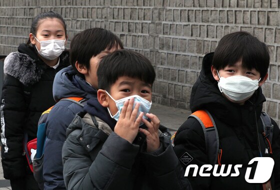 서울시청 앞에서 마스크를 쓴 어린이들이 발걸음을 재촉하고 있다. /뉴스1 © News1 신웅수 기자