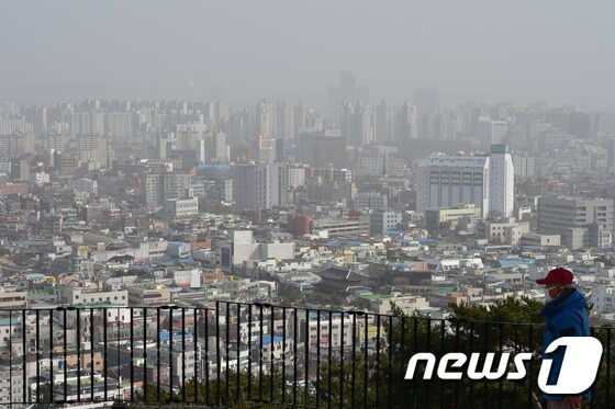 미세먼지로 뿌옇게 변한 수원 하늘. © News1