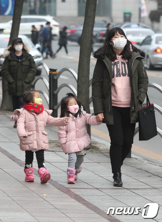 전국 대부분 지역에 미세먼지가 극심했던 18일 오후 대전 서구 갤러리아 타임월드 앞에서 한 가족이 마스크를 쓴 채 걷고 있다. 2018.1.18/뉴스1 © News1 주기철 기자
