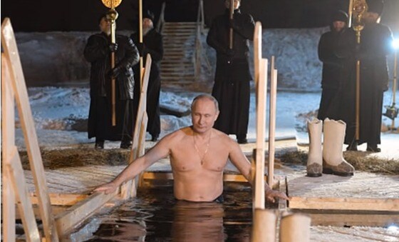 블라디미르 푸틴(65) 러시아 대통령이 18일(현지시간) 저녁 러시아 정교회 축일을 맞아 차가운 호수 물에 몸을 담갔다 © 러시아 현지 방송 캡처