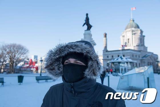 외투와 마스크 등 방한용품으로 중무장한 퀘벡 시민. © AFP=뉴스1