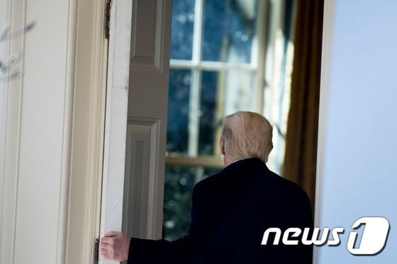 문닫고 들어가는 도널드 트럼프 미국 대통령. © AFP=뉴스1