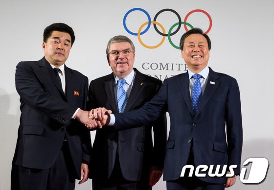 국제올림픽위원회(IOC)는 20일(한국시간) 스위스 로잔에 위치한 올림픽 박물관에서 남북 대표단과 함께 북한이 평창올림픽에 3개 종목 선수 22명을 파견할 것이라고 발표했다.왼쪽부터 김일국 북한 체육상, 토바흐 바흐 IOC 위원장, 도종환 문화체육부장관. © AFP=News1