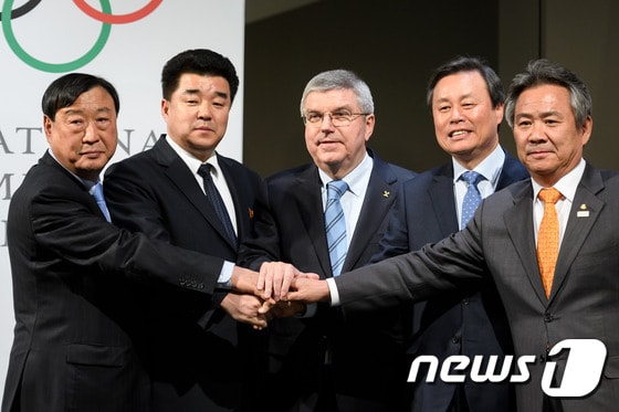 국제올림픽위원회(IOC)는 20일(한국시간) 스위스 로잔에 위치한 올림픽 박물관에서 남북 대표단과 함께 북한이 평창올림픽에 3개 종목 선수 22명을 파견할 것이라고 발표했다.왼쪽부터 이희범 평창동계올림픽 조직위원장, 김일국 북한 체육상, 토바스  바흐 IOC 위원장, 도종환 문화체육관광부장관, 이기흥 대한체육회 회장. © AFP=News1