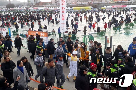 21일 화천산천어축제장에서 진행된 평창올림픽 이색 봉송 이벤트© News1 박하림 기자