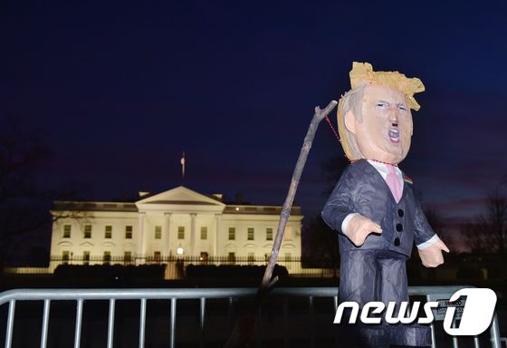 백악관 앞에 세워진 트럼프 대통령 인형. © AFP=뉴스1