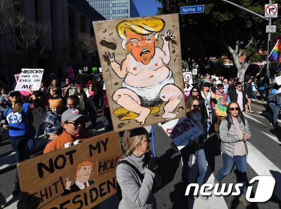 20일(현지시간) '여성의 행진'에 참여한 캘리포니아 로스앤젤레스(LA) 시민들. © AFP=뉴스1<br><br>