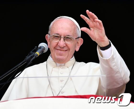 21일(현지시간) 프란치스코 교황이 페루 수도 리마의 광장에서 신자들을 향해 손을 흔들고 있다. © AFP=뉴스1
