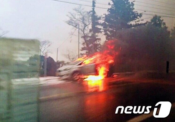 23일 오전 10시14분쯤 제주시 아라동 5.16도로를 달리던 택시에서 화재가 발생했다. (독자 제공) © News1