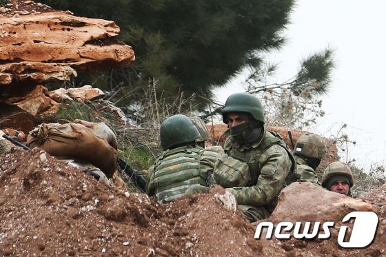 터키 지상군이 22일(현지시간) 시리아 북부 아자즈에서 아프린을 상대로 군사 작전을 펼치고 있다. © AFP=뉴스1