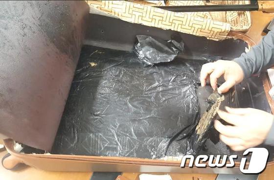  A씨가 코카인을 숨긴 여행용 가방 모습. (인천지방검찰청 제공) 2018.1.23 © News1