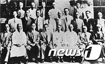 정세권 선생(앞줄 왼쪽 두번째)이 조선어학회 사건 생존자들과 함께 1946년 찍은 사진(서울시 제공)© News1