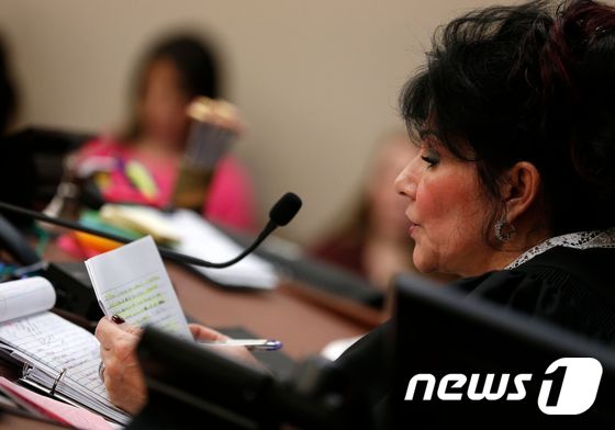 나사르의 편지를 읽어내려가는 로즈마리 아킬리나 판사. © AFP=뉴스1