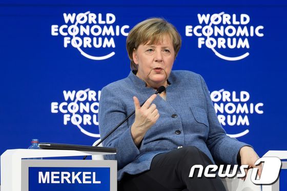 앙겔라 메르켈 독일 총리가 24일(현지시간) 세계경제포럼(WEF)에서 연설하고 있다.  © AFP=뉴스1