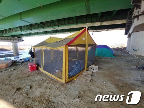 A씨가 발견된 청주시 오창읍 팔결교 아래 텐트 (독자 제공) © News1