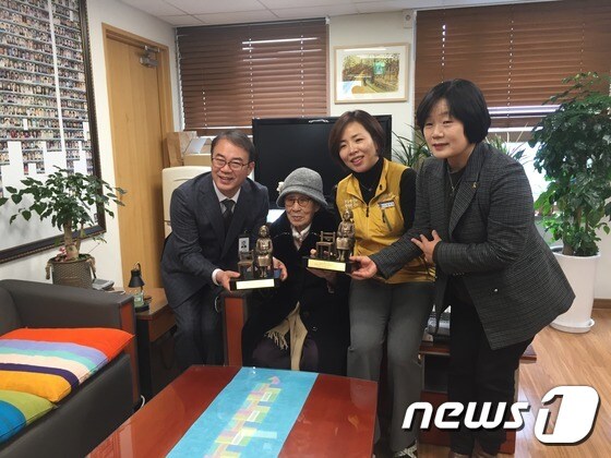 일본군 '위안부' 피해자 김복동 할머니(왼쪽 두번째)가 연세의료원을 방문해 감사패를 전달하고 있다. © News1