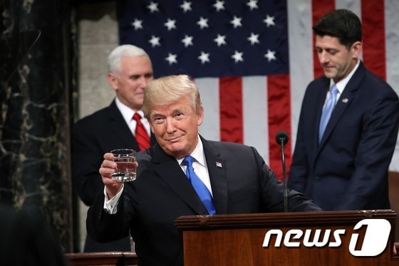 도널드 트럼프 미국 대통령이 워싱턴 의사당에서 취임 후 첫 국정연설을 하기 전에 물잔을 들어보이고 있다. © AFP=뉴스1 © News1 우동명 기자