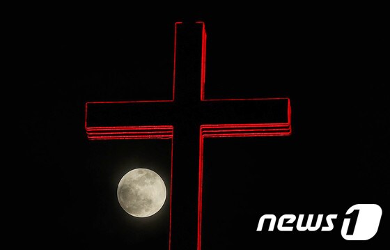대전 서구 한 교회 십자가 옆으로 슈퍼문이 떠오르고 있다. 2018.1.31/뉴스1 © News1 주기철 기자