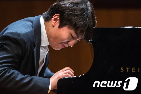 피아니스트 조성진이 베토벤 소나타 8번을 연주하고 있다. 2018.1.4/뉴스1 DB© News1 성동훈 기자