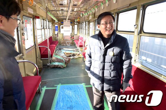 히로시마전철이 기증한 노면열차 안을 둘러보는 김성환 노원구청장(노원구 제공)© News1