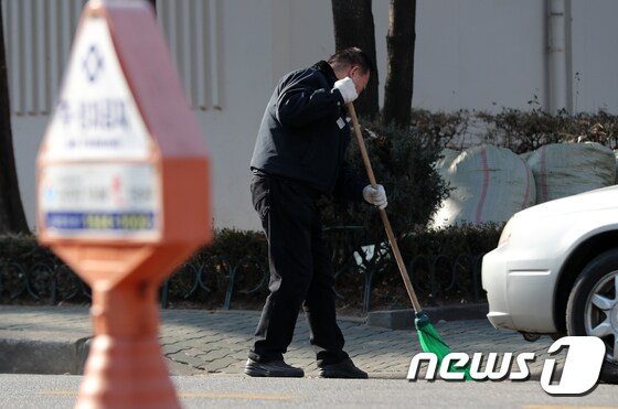 아파트 단지 청소하는 경비원 모습 ./뉴스1DB© News1 구윤성 기자