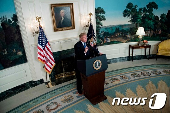 도널드 트럼프 미국 대통령이 지난해 10월 13일(현지시간)이란 햅학의 불인증을 포함, 새로운 대(對)이란 전략을 발표하고 있다. © AFP=뉴스1