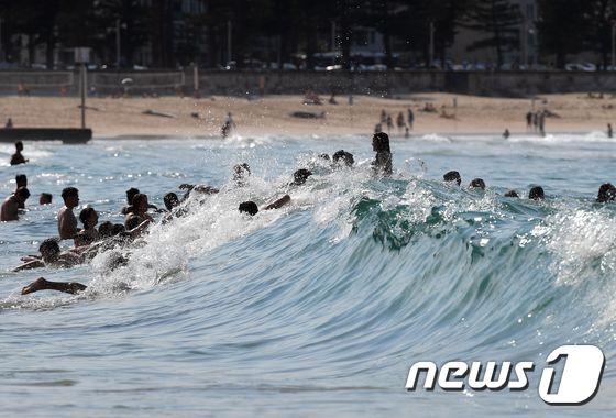 지난해 9월22일(현지시간) 폭염을 피해 바다를 찾은 시드니 시민들이 물놀이를 즐기고 있다. © AFP=뉴스1