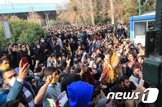 지난달 30일(현지시간) 반(反)정부 시위에 참여한 테헤란 대학 학생들의 모습. © AFP=뉴스1
