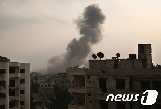 6일 시리아 정부군과 러시아군의 공습으로 연기가 피어오르는 고타주(州)의 모습. © AFP=뉴스1
