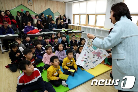 초등학교 신입생 예비소집에서 예비초등학생들이 선생님의 설명을 듣고 있다. /뉴스1 © News1 박지혜 기자