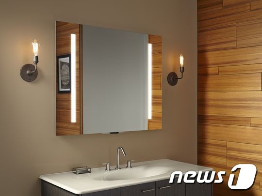  미국 주방·욕실 브랜드 '콜러(Kohler)'가 CES2018에서 선보이는 스마트 미러. (콜러 제공)© News1