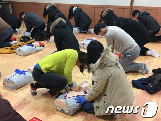 중랑구 겨울방학 청소년 자원봉사학교의 심폐소생술 교육 모습.(중랑구 제공) © News1