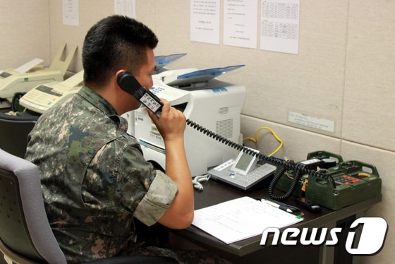 지난 2013년 9월 군 장병이 서해 군 통신선 시험통화하는 모습. (뉴스1 DB) © News1