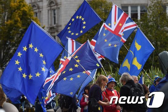 30일(현지시간) 영국 버밍엄에서 열리는 보수당 전당대회를 앞두고 브렉시트에 반대하기 위해 모인 시위대들. © AFP=뉴스1 © News1