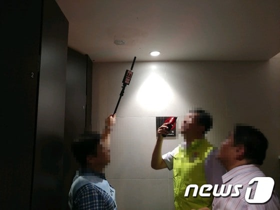 불법촬영카메라를 집중점검하고 있는 모습. (여가부 제공). © News1