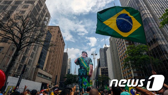 30일(현지시간) 브라질 상파울루 파울리스타 대로에서 자이르 볼소나로 대통령 후보 지지자들이 집회를 열고 있다. © AFP=뉴스1 © News1