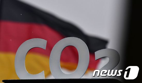 이산화탄소 글자 뒤로 독일 국기가 보인다. © News1 (자료사진)
