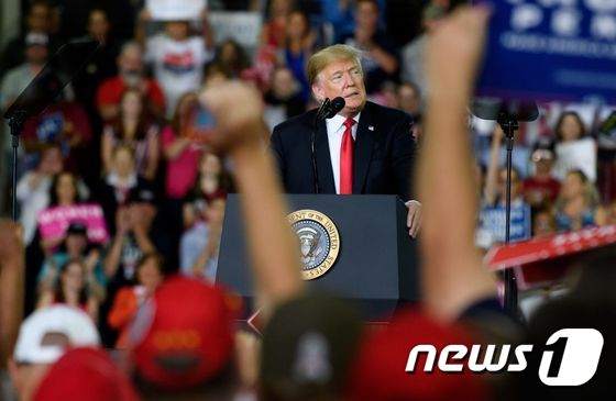 도널드 트럼프 대통령이 펜실베이니아주 이리에서 열린 선거 유세현장에서 지지자들 앞에서 연설을 하고 있다. © AFP=뉴스1