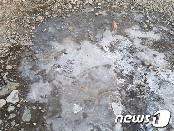 설악산 중청대피소에서 관측된 올 가을 첫 얼음. (환경부 제공) © News1